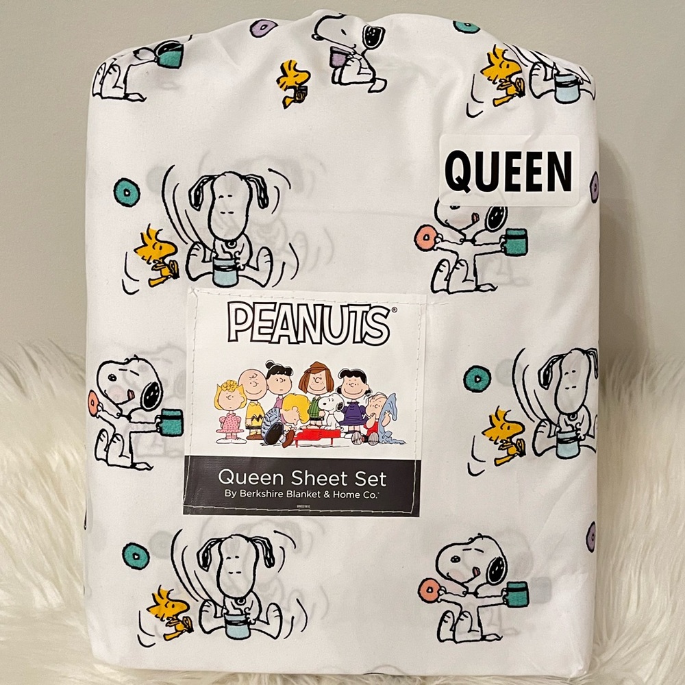 *BRAND NEW* Snoopy Peanuts Sheet Set - Queen Size